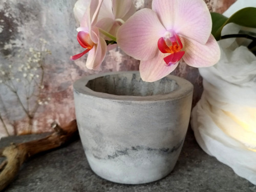 Betonový květináč na orchidej