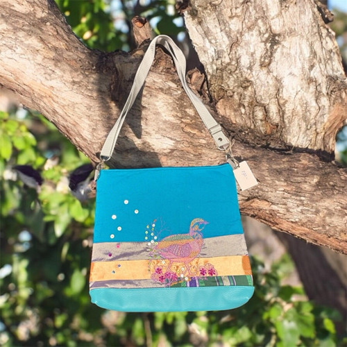 Ptačí symfonie: Vyšívaná crossbody kabelka