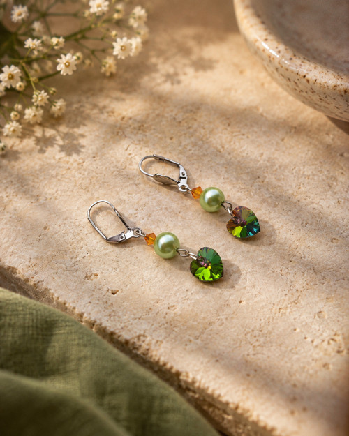 Náušnice - Swarovski srdíčka se zeleným korálkem