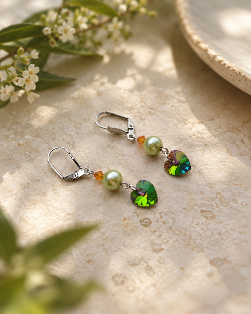 Náušnice - Swarovski srdíčka se zeleným korálkem