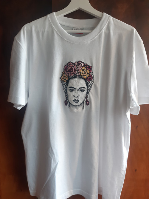 Ručně vyšívaná Frida na triku