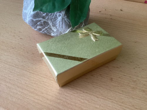 Zlatá dárková krabička na šperky 8x5 cm