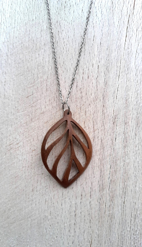 Lístek z ořechového dřeva č. 25