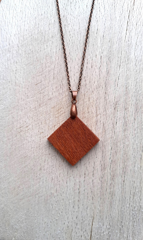 Přívěsek ze dřeva leopardwood č. 48