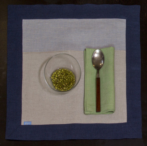Prostírání režné s tm.modrým lemem 45x45cm