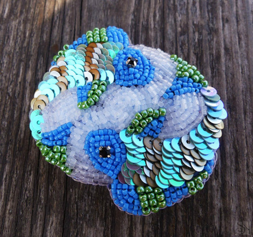 Handmade šitá korálková brošňa pre znamenie ryby
