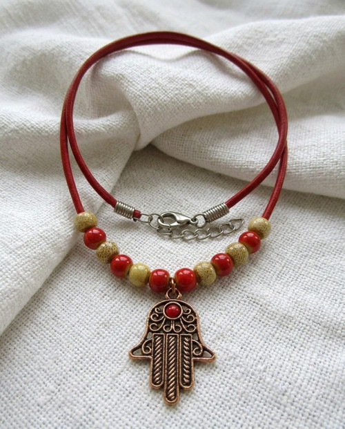 Náhrdelník hamsa na červené kůži