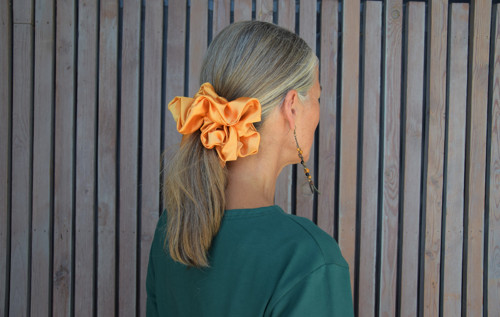 MAXI...scrunchie saténová - gumička - zlatá...