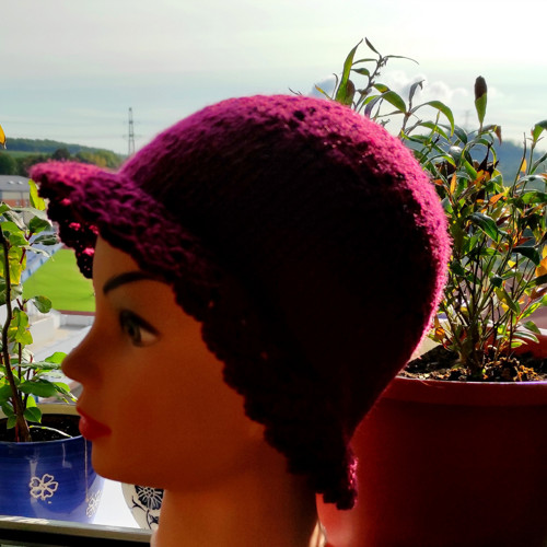 Dámský klobouk magenta.