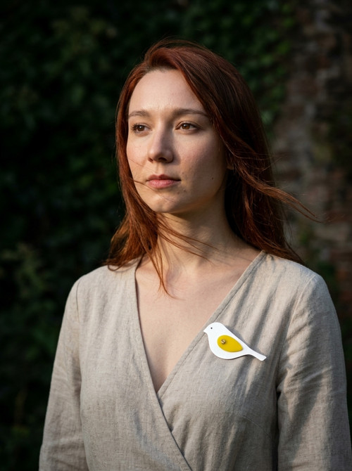 Yellow Birdie – brož z hliníku a akrylátového skla