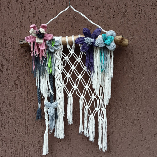 Květiny na větvi, macramé