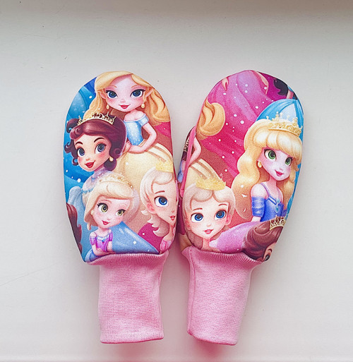 Softshellové rukavice-princezničky na bále.