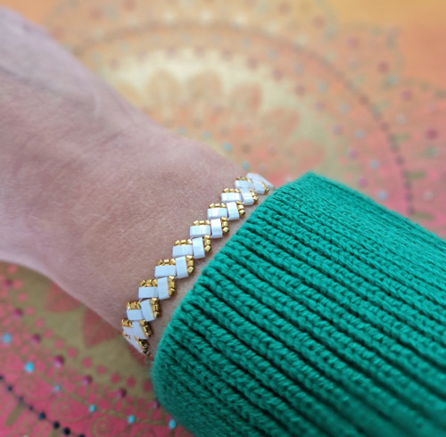 RUČNĚ ŠITÝ náramek Miyuki TILA PEARL & GOLD