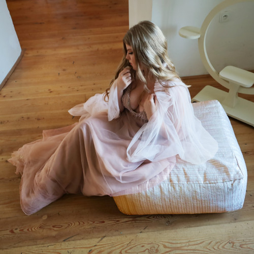 70x70x30 Pouf pro princeznu v šampaň povlaku No.1