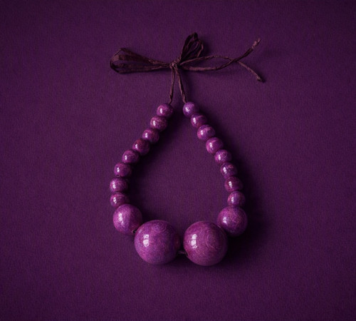 Purpurový 1 - Dřevěné korále na hedvábné šňůrce