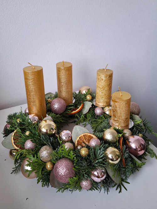 Živý adventní věnec 30 cm zlatá a růžová přírodní