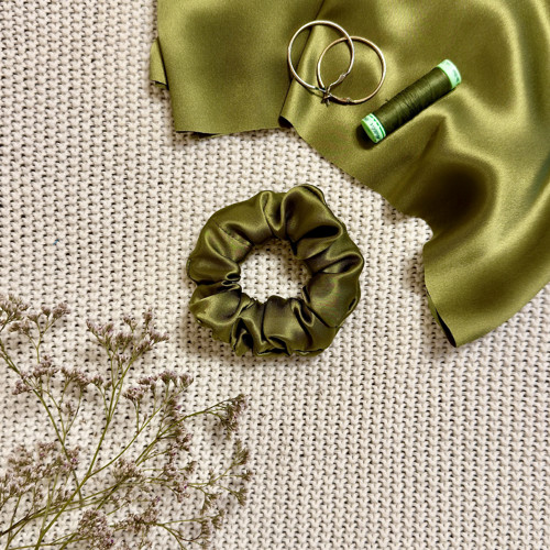 OLIVE GREEN - hedvábná scrunchie KLASIK