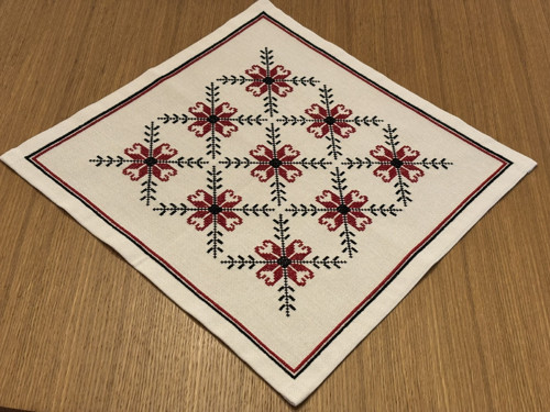 Prostírání bílé - černočervená mřížka (č. 95)
