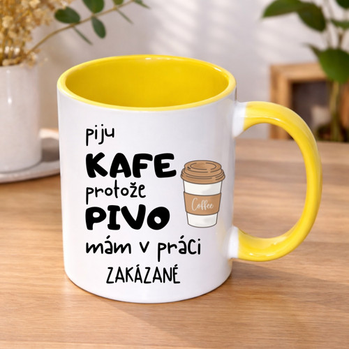 Piju kafe, protože pivo mám v práci zakázané