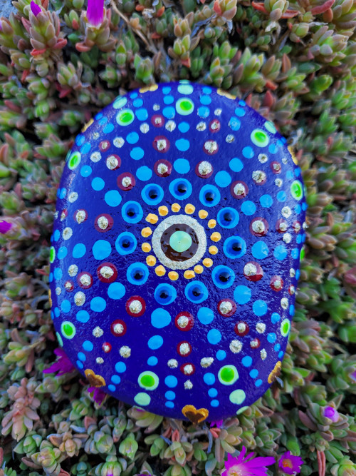 Malovaný kámen "modrozlatá mandala"