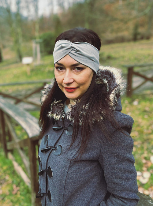 Šedá čelenka SKLADEM