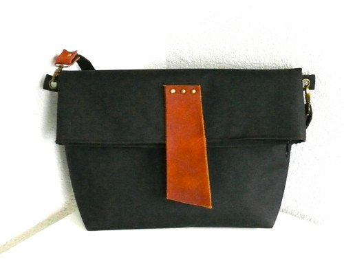 Černá kabela/crossbody s hnědou přezkou