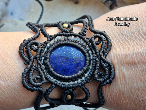 Macramé náramek s lapis lazuli