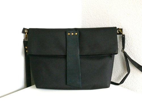Černá kabela/crossbody s černou přezkou