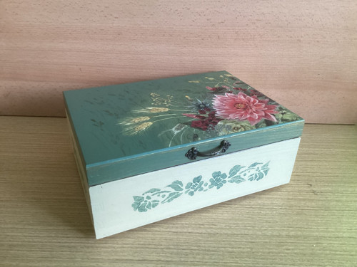 Dřevěná šperkovnice s decoupage květinami