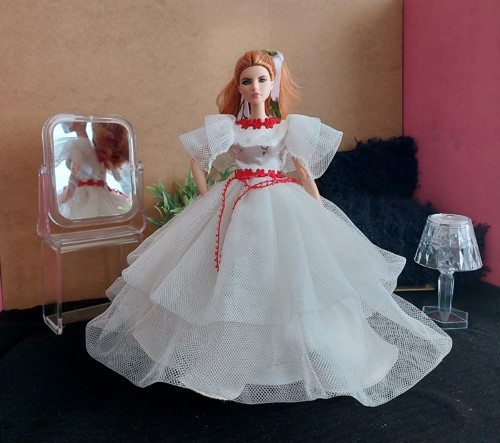 Smetanove šatičky s pláštěnkou pro Barbie