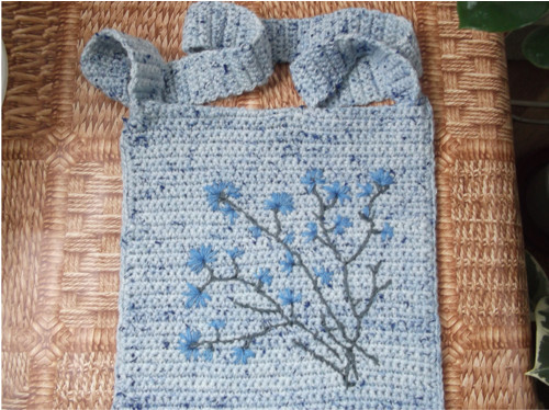 Modrá háčkovaná crossbody kabelka s výšivkou