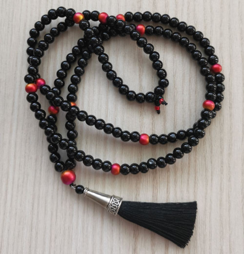 Dlouhý onyx.