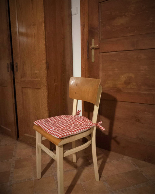 Sedák na retro židle,červený kanafas, šití na míru