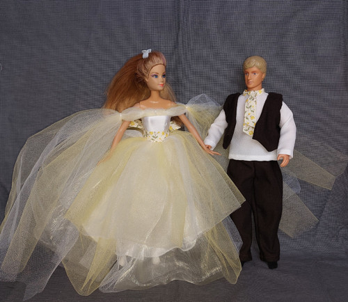 Žluto-bílé šaty pro Barbie,oblek a košile pro Kena