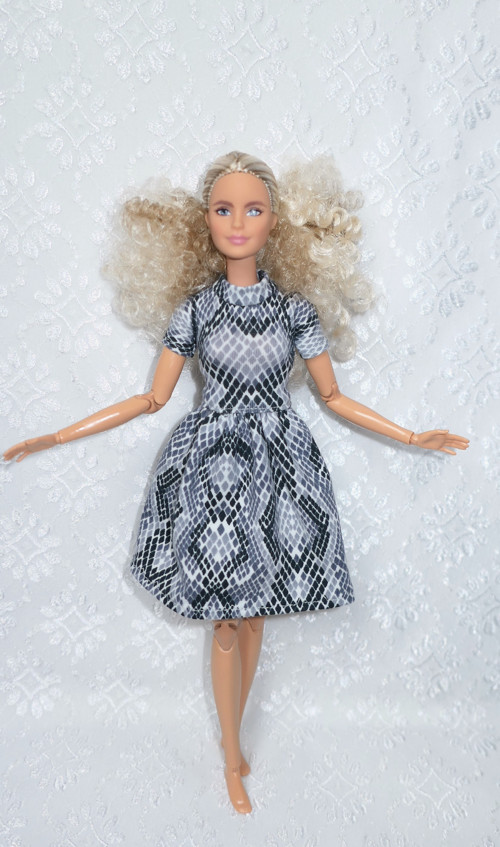 Úpletové šaty pro Barbie — foto 1
