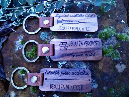 Elegantní klíčenka s textem na přání