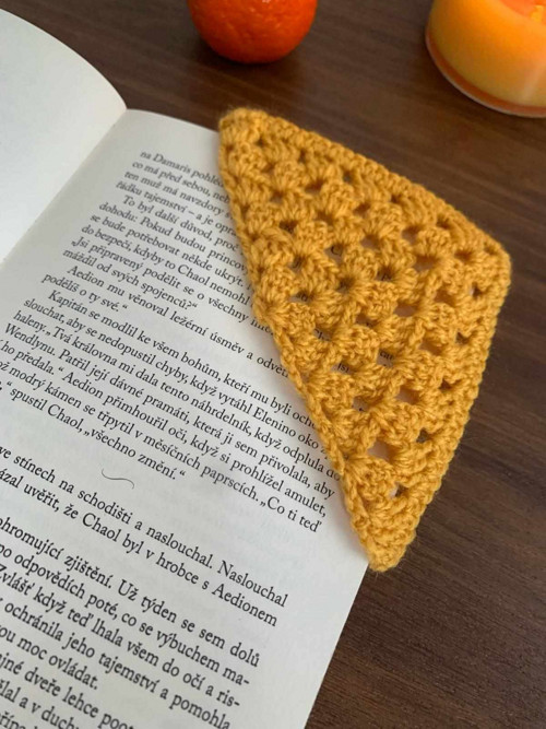 Rohová záložka do knihy - Podzimní granny square
