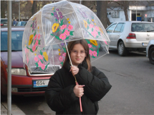 Dívka s děštníkem .