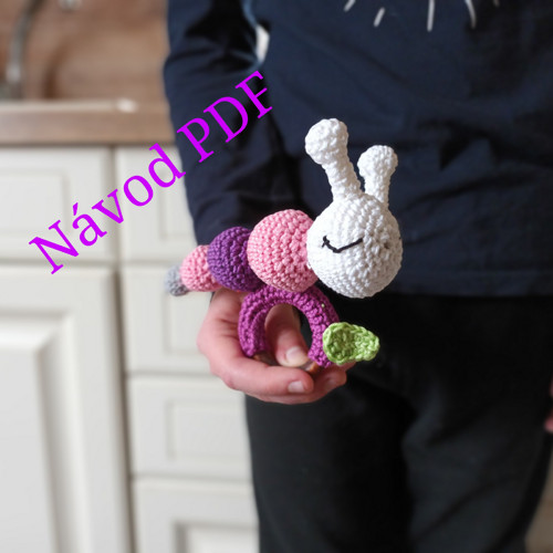 Návod na háčkované kousátko housenka