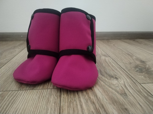 Capáčky ze softshellu do kočárku