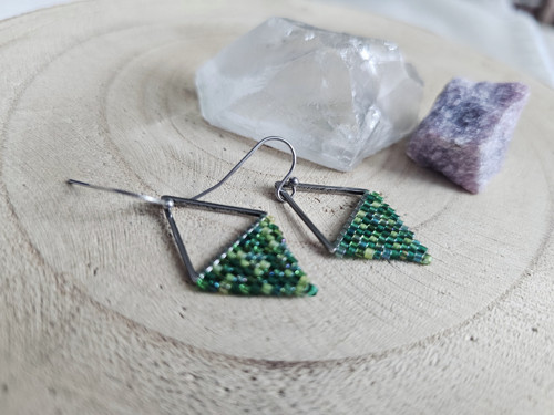 Green triangles - šité náušnice