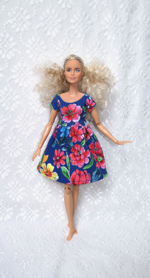 Úpletové šaty pro Barbie — foto 1