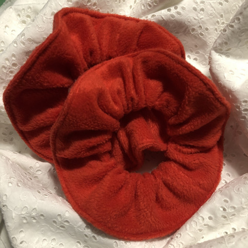 Červená scrunchies gumička do vlasů