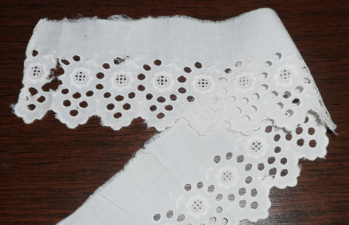 Starožitná bílá KRAJKA, rišelie, 57 cm