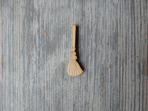 Výřez koště 4 x 1,3 cm — foto 1