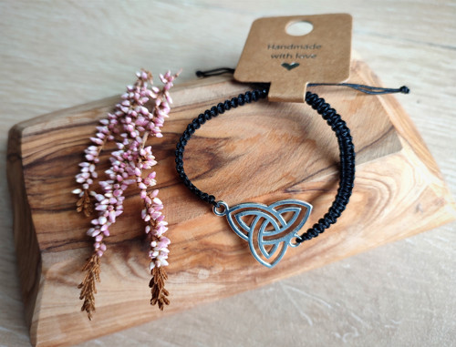 Macramé náramek KELTSKÁ TRIQUETRA — foto 1