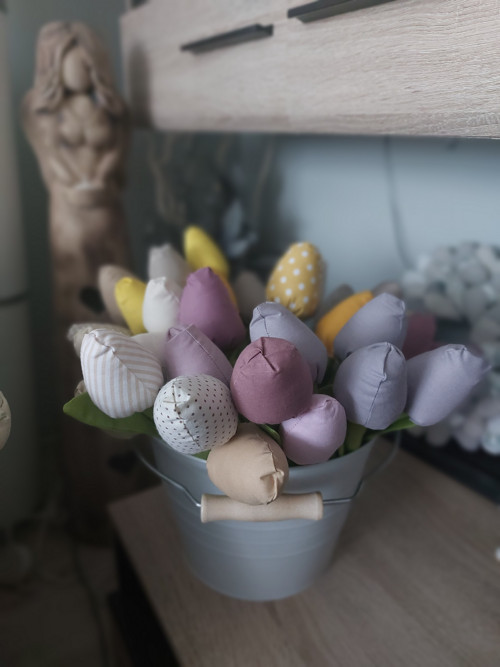 Kytice šitých tulipánů