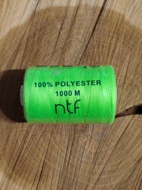 Polyesterové nitě NTF 1000 m 587 zelená neon