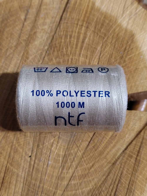 Polyesterové nitě NTF 1000 m 678 režná