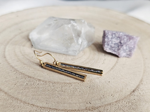 Grey rainbow bead bars - šité náušnice — foto 1